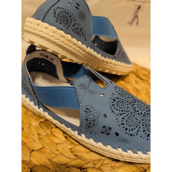 Bernie Mev Women's Blue Laser Cut Flower Slip On Tulum Leather Sz 7 NIB - Picture 3 of 11